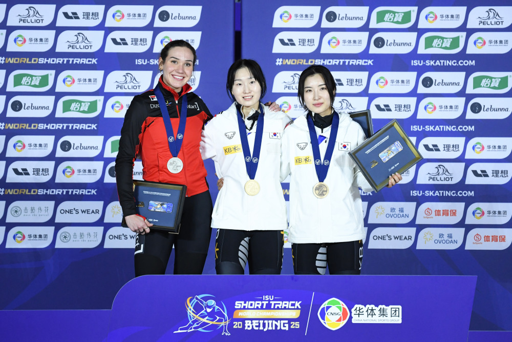 短道速滑选手凭借超强实力夺冠