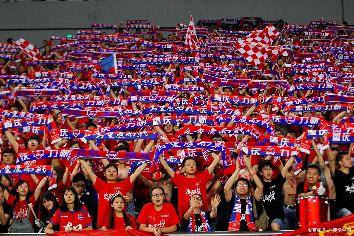 现场气氛热烈，球迷尽情沸腾