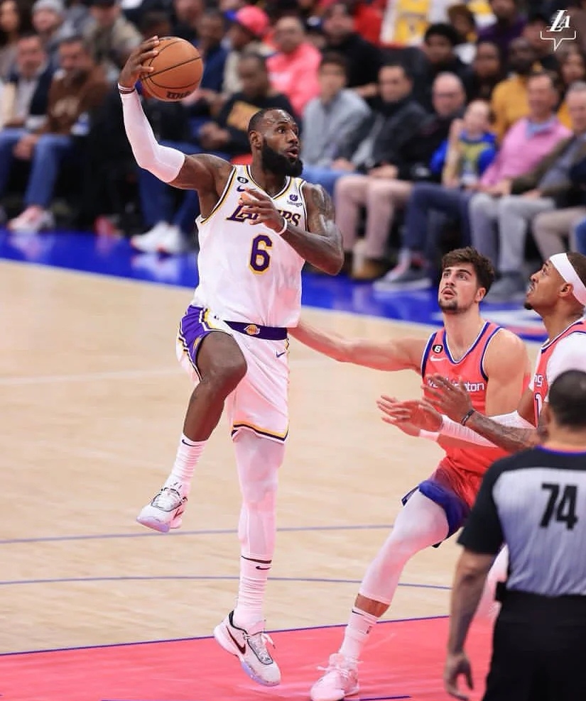 100T翻盘巴西，苏亚雷斯攻防两端统治比赛峡谷大战小组赛，锁定晋级资格的简单介绍