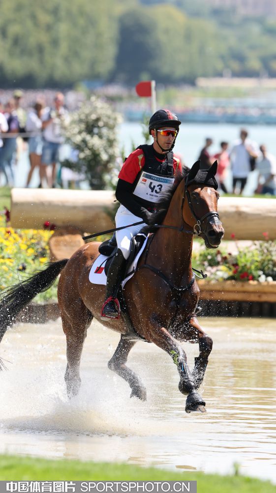 阿联酋马术选手稳中有变,夺取银牌 阿联酋马术选手稳中有变,夺取银牌