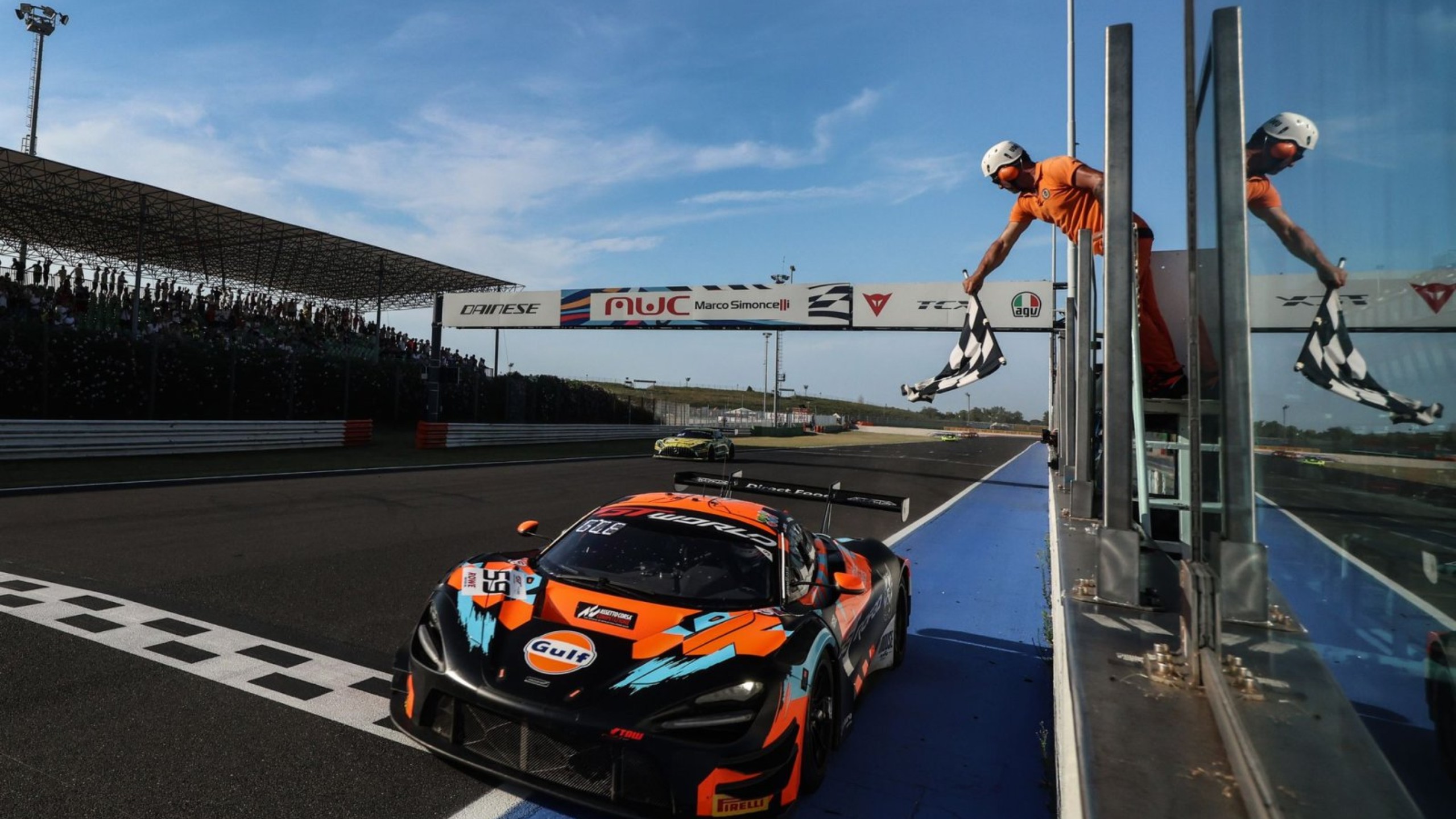 红牛二队横扫迈凯伦，塞恩斯点燃赛场