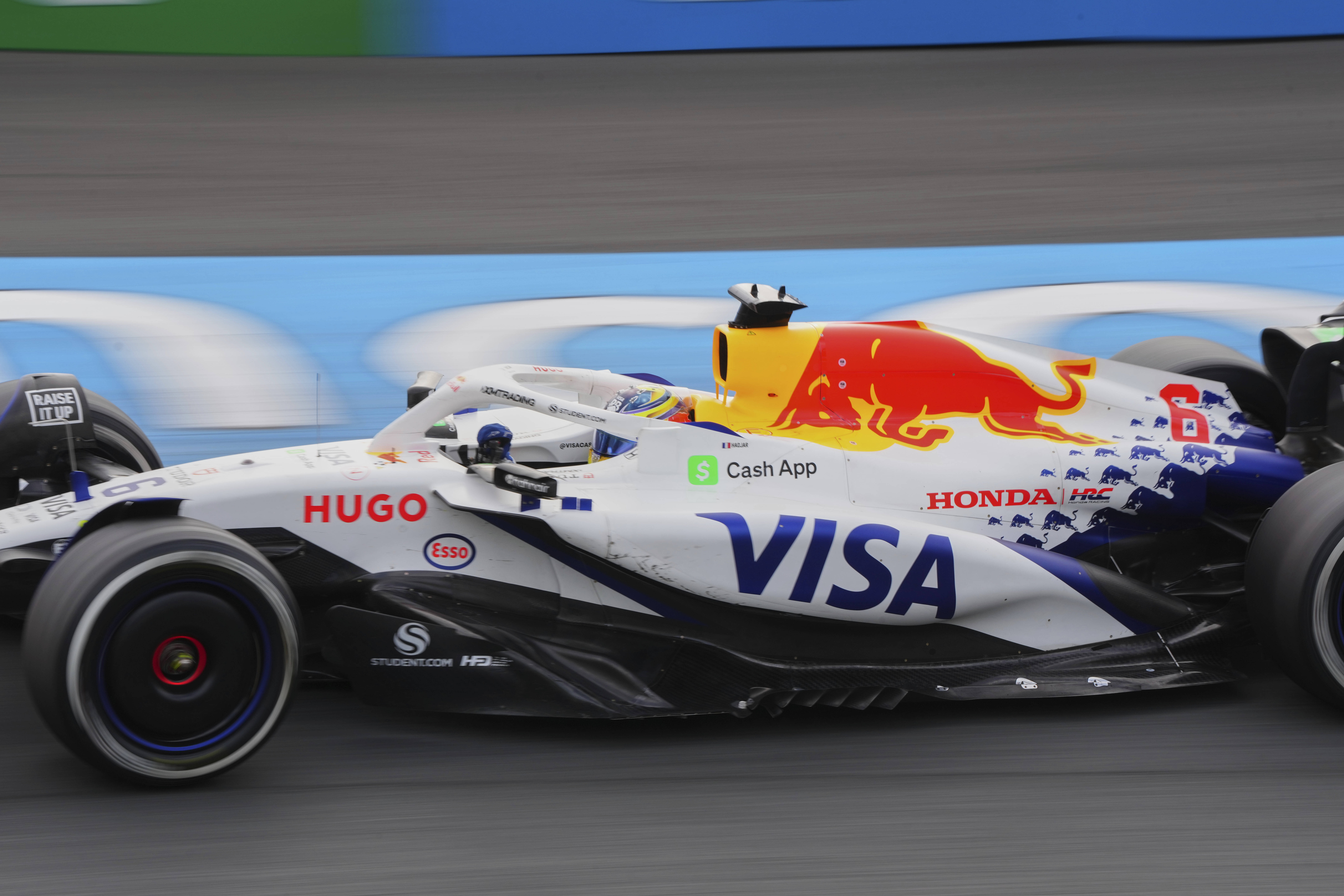 红牛二队横扫迈凯伦，塞恩斯点燃赛场