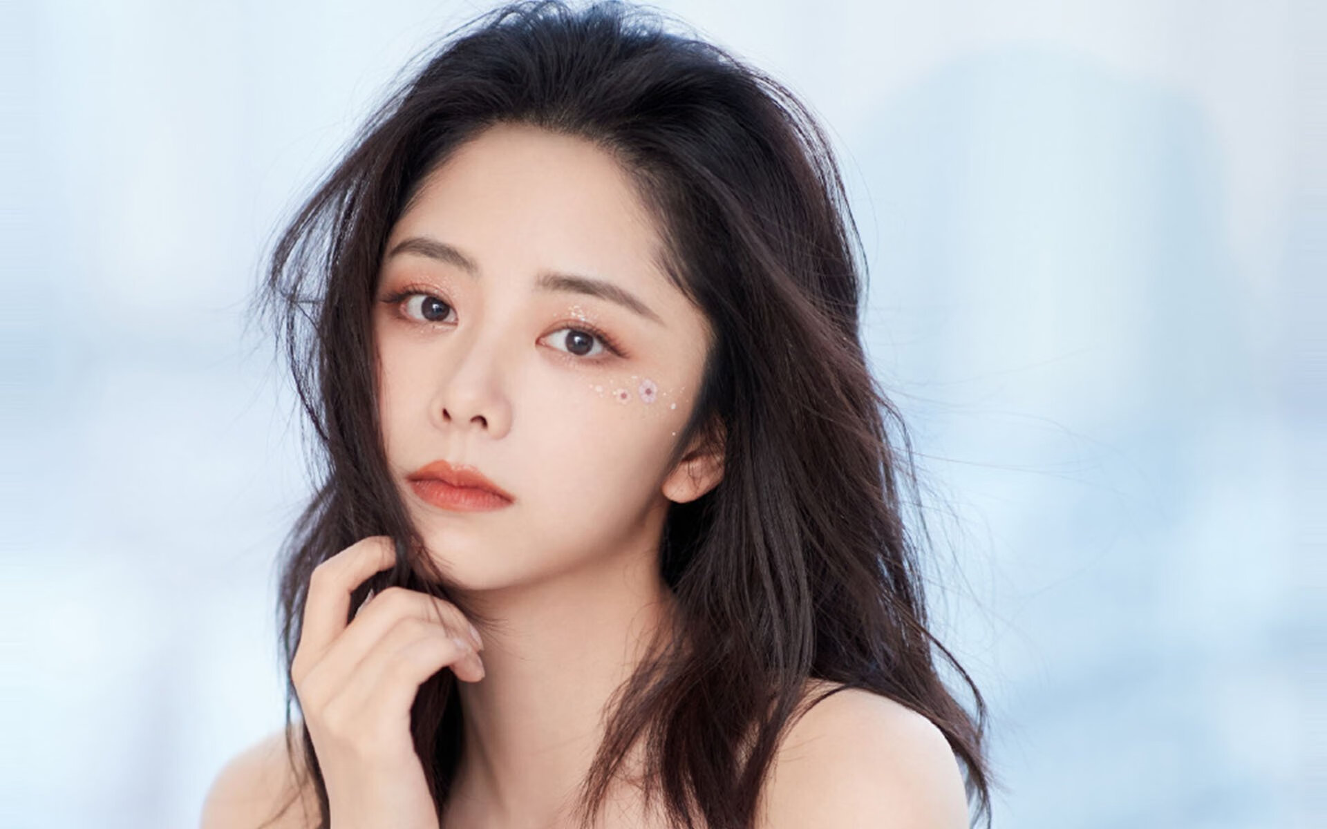 梦幻对决，威尔士强势拿下日本，梅西意外登场成慈善赛关键先生